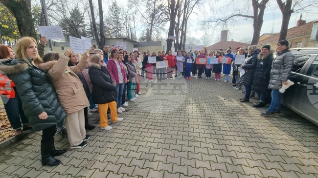  Медици в Силистра протестираха с искания за по-високи заплати и по-добри условия на труд