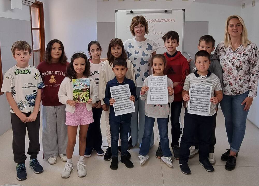 Д-р Стефка Данева от Нова Загора подари на Българското училище „Родна реч“ в Тудела, Испания, своята книга с детска поезия