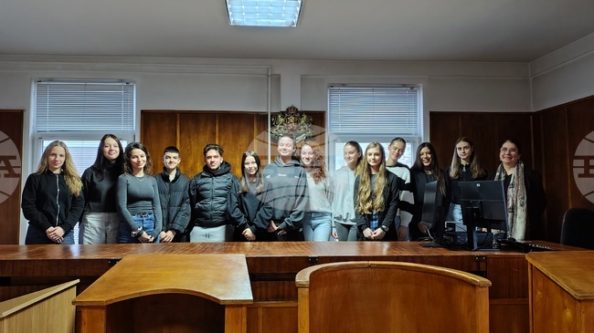 Ученици от Монтана слушаха лекция за наркоразпространението в Съдебната палата в града