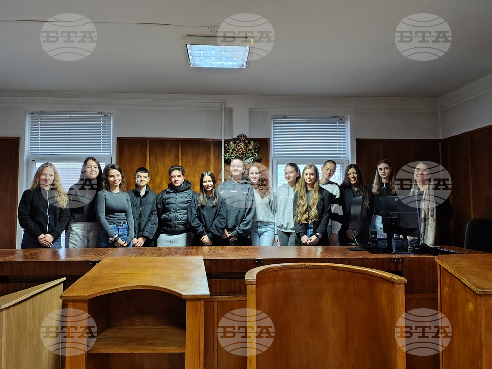 Ученици от Монтана слушаха лекция за наркоразпространението в Съдебната палата в града
