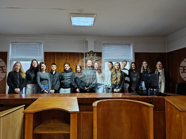 Ученици от Монтана слушаха лекция за наркоразпространението в Съдебната палата в града