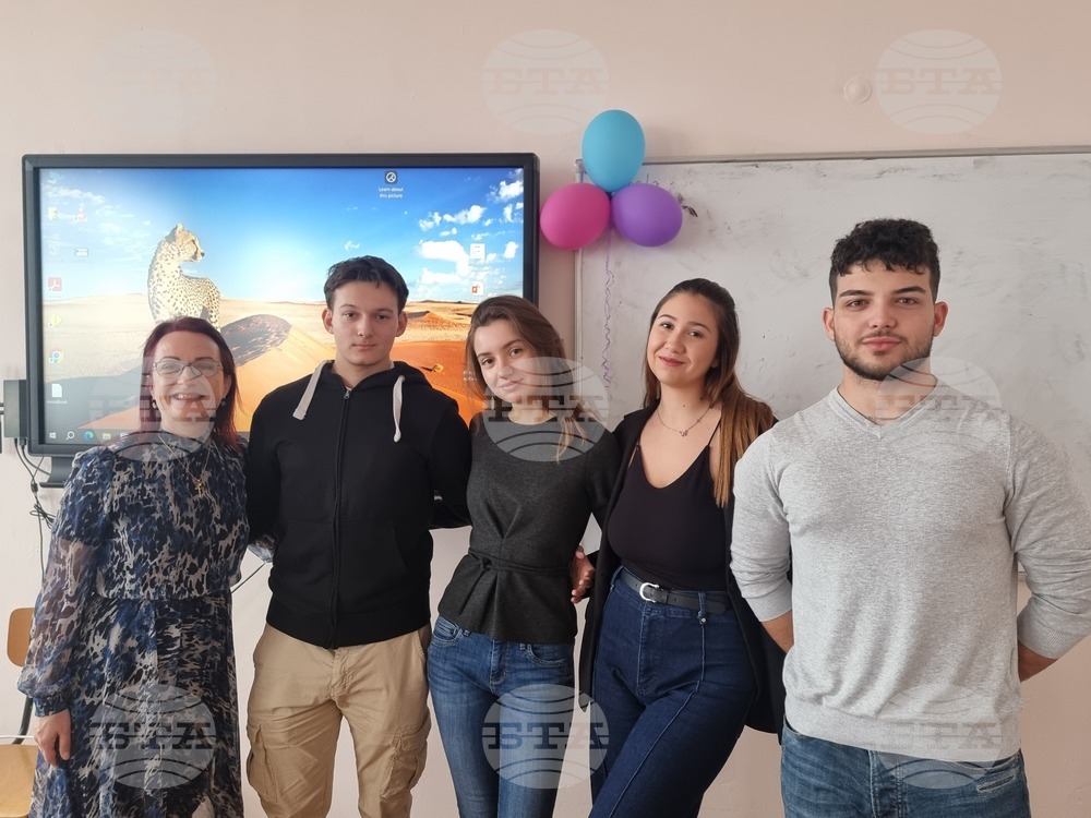 Абитуриенти с кауза: Ученици от ямболската ЕГ събраха 12 хиляди лева за лечението на 25-годишна студентка