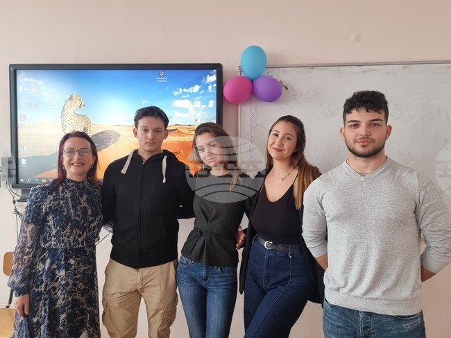 Абитуриенти с кауза: Ученици от ямболската ЕГ събраха 12 хиляди лева за лечението на 25-годишна студентка