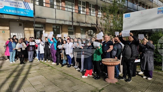 Специалисти по здравни грижи от област Кърджали протестираха с искане за достойно заплащане и по-добри условия на труд