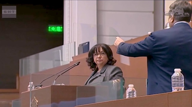 Министрите Теменужка Петкова и Красимир Вълчев влязоха в сблъсък с Асен Василев от ПП-ДБ за парите за образование, наука и здравеопазване