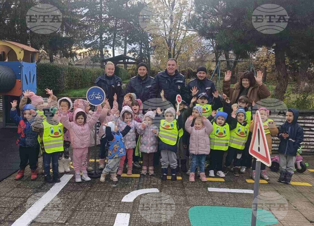 Полицаи от Шумен изнесоха урок по пътна безопасност на деца в рамките на инициатива за безопасно поведение на пътя на подрастващите 