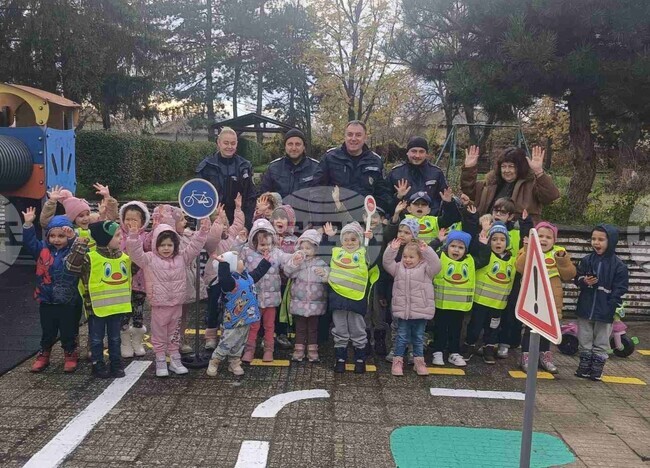 Полицаи от Шумен изнесоха урок по пътна безопасност на деца в рамките на инициатива за безопасно поведение на пътя на подрастващите 