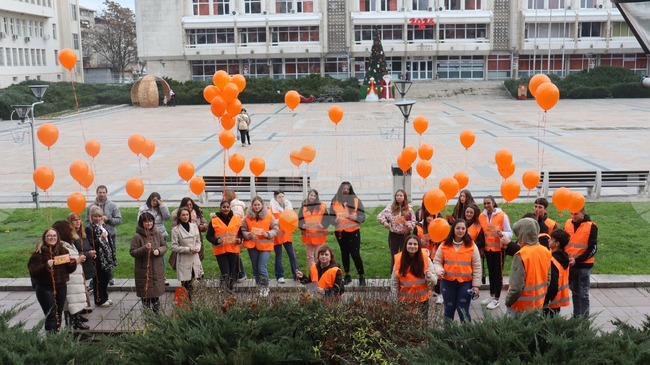 Зонта клуб – Попово пусна оранжеви балони в небето за Международния ден на правата на човека 