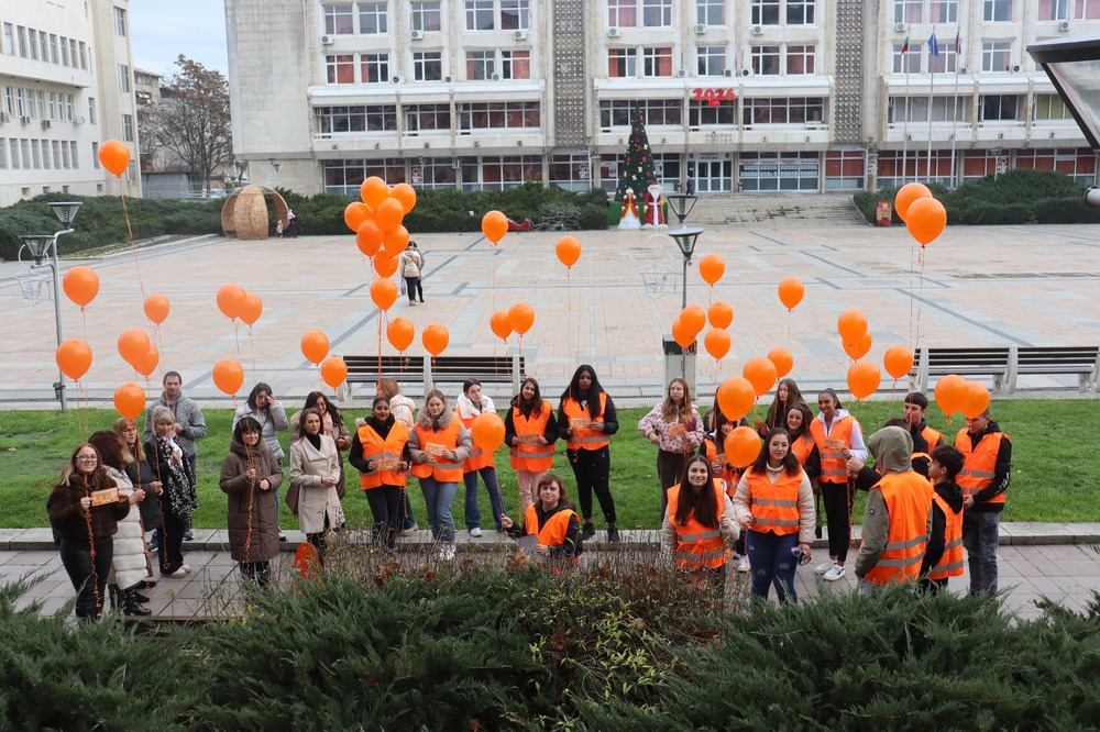 Зонта клуб – Попово пусна оранжеви балони в небето за Международния ден на правата на човека 
