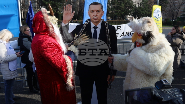 Румънски учители протестираха в Букурещ с искане за оставката на образователния министър и заплашиха с обща стачка