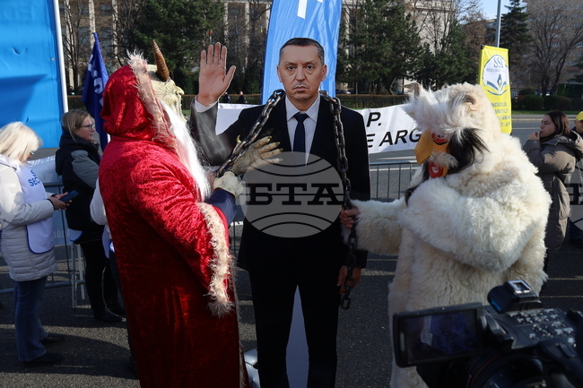 Румънски учители протестираха в Букурещ с искане за оставката на образователния министър и заплашиха с обща стачка