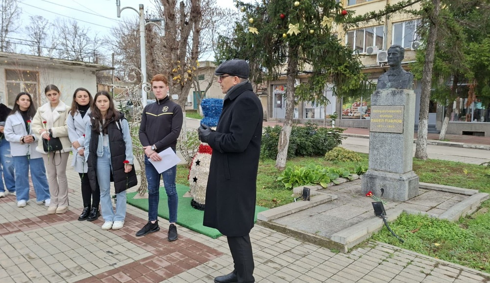 В град Тръстеник, Плевенска област, почетоха паметта на летеца Павел Павлов