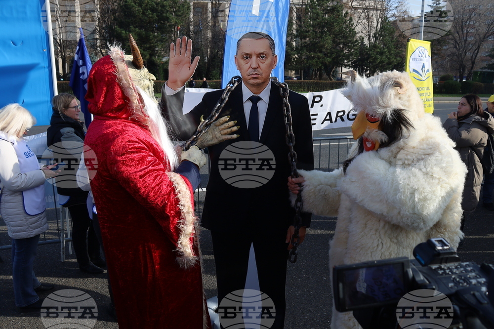 Romanian Teachers Rally in Bucharest, Demand Education Minister's Resignation