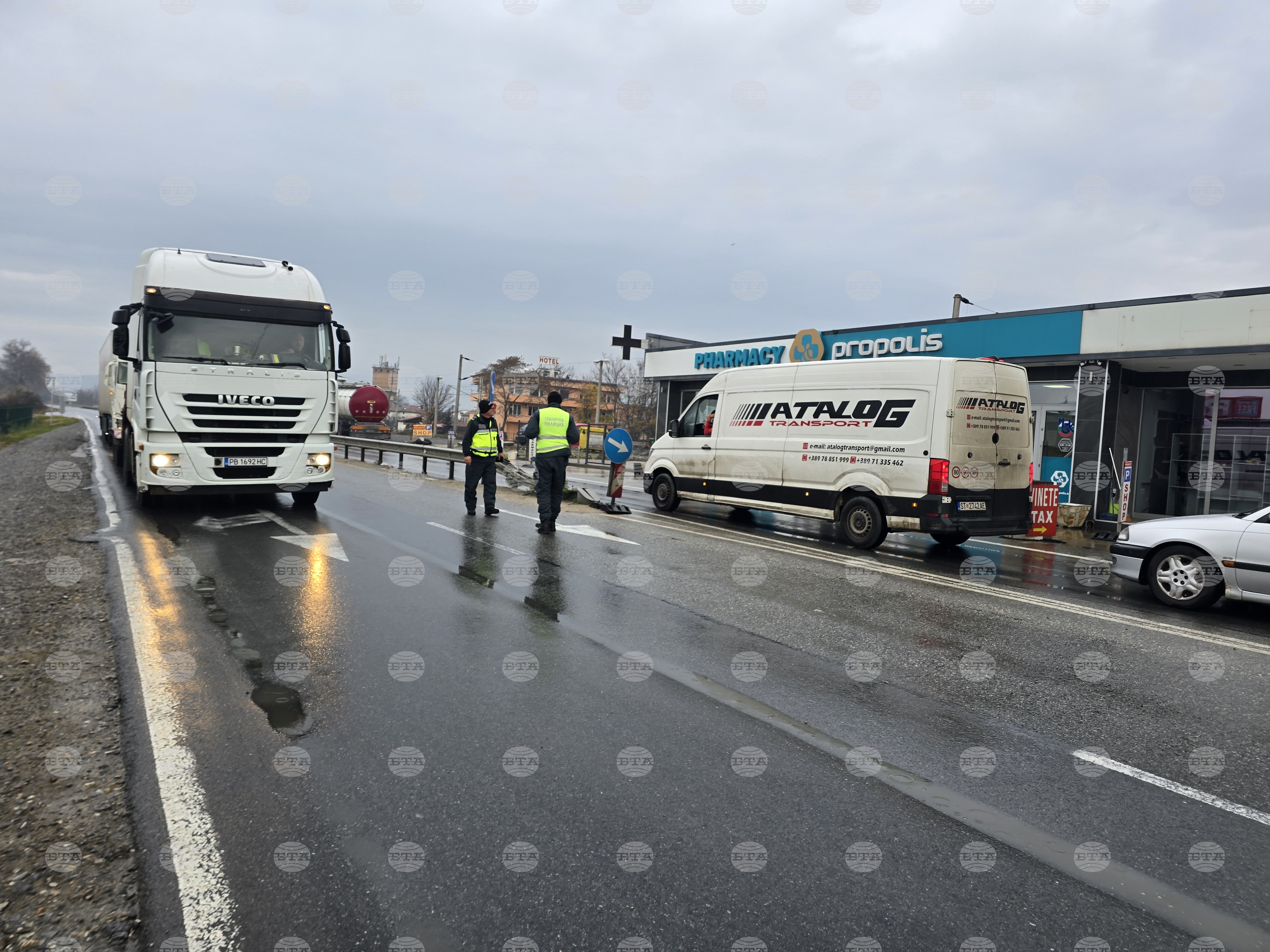 Движението на границата с Гърция при "Кулата" и "Илинден" е ограничено за тежкотоварни автмобили заради протестите на гръцки фермери