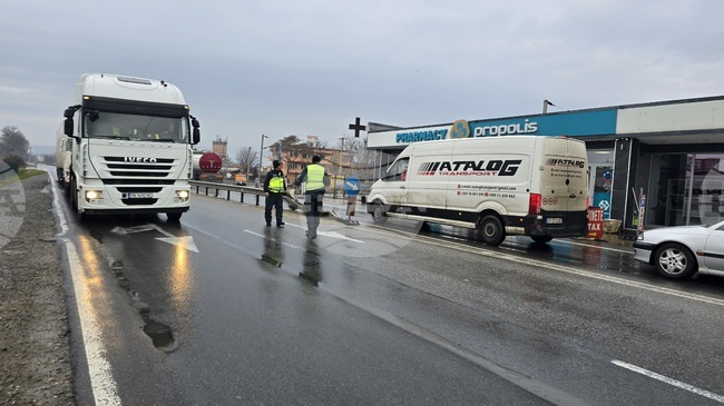 Преустановено е движението на тежкотоварни автомобили в двете посоки на граничен преход "Кулата-Промахон"