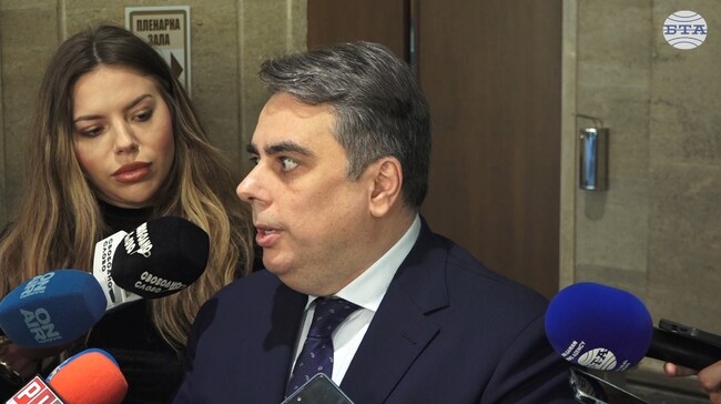 Даже и правителството да подаде оставка, ще влезем в еврозоната, смята Асен Василев