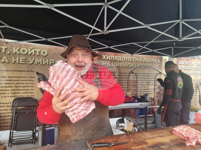 Ути Бъчваров приготвя баница на барбекю и „дърво“ от свински шишове в Стара Загора 