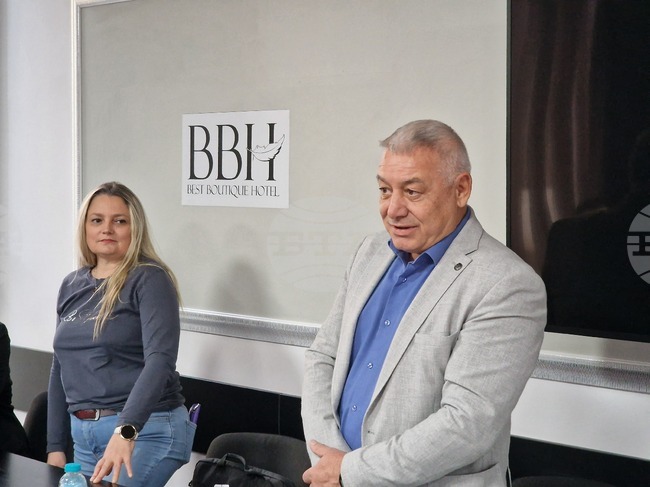 Липсата на финансови средства за отстраняване на дупки по пътищата е сред най-честите проблеми на общините, каза пред БТА комисар Димитър Мичев 