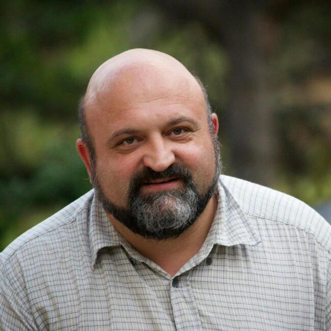 С писането се самолекуваме, казва поетът Красимир Йорданов 