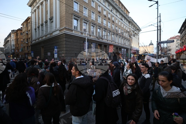 Students from National Academy for Theatre and Film Arts Hold Anti-Government Protest