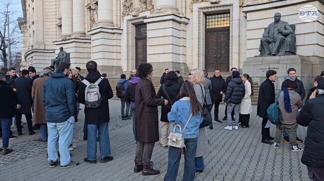 Студенти се събраха пред Софийския университет на "протестна акция против мафията"