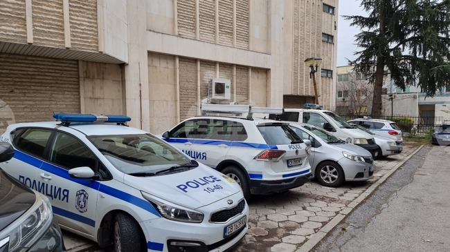 Шофьор, употребил наркотици, се ударил с автомобила си последователно в две превозни средства в Дупница, има пострадал