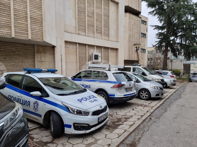 Шофьор, употребил наркотици, се ударил с автомобила си последователно в две превозни средства в Дупница, има пострадал