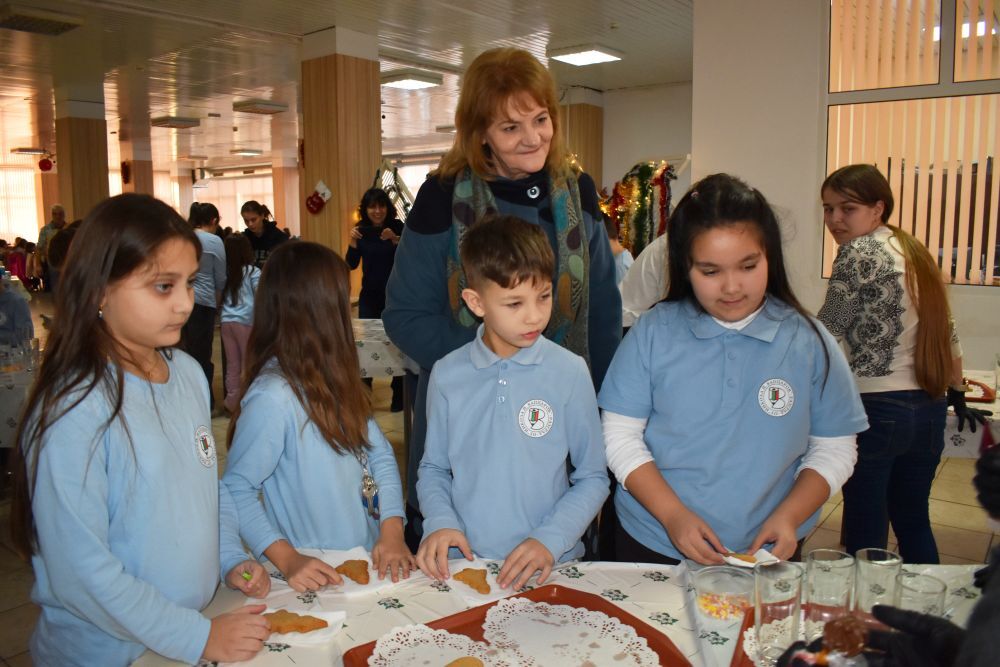 90 деца от 6 училища в Разград се включиха в работилница „С дъх на Коледа“ 