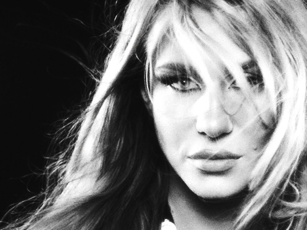 Мила Роберт пуска нов сингъл с послание срещу страха, несправедливостта и мълчанието