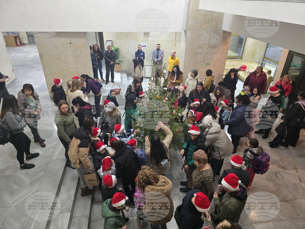 Деца със специални образователни потребности украсиха елхата в областната администрация в Ловеч