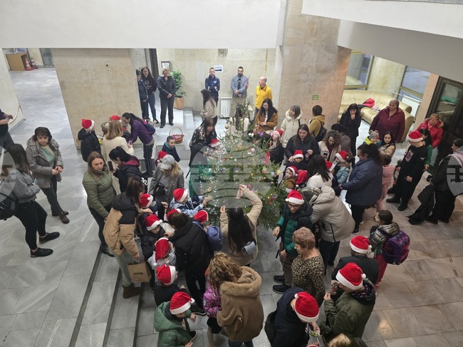 Деца със специални образователни потребности украсиха елхата в областната администрация в Ловеч