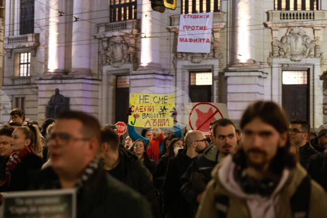 Студентското шествие се вля в протеста на пл. „Независимост“ в столицата 