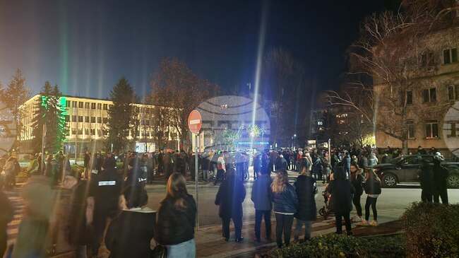Граждани започнаха да се събират в центъра на Разград за протест срещу модела на управление
