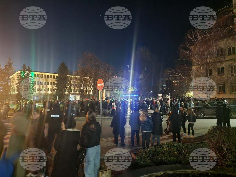 Граждани започнаха да се събират в центъра на Разград за протест срещу модела на управление