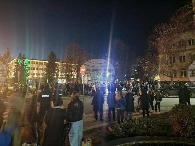 Граждани започнаха да се събират в центъра на Разград за протест срещу модела на управление