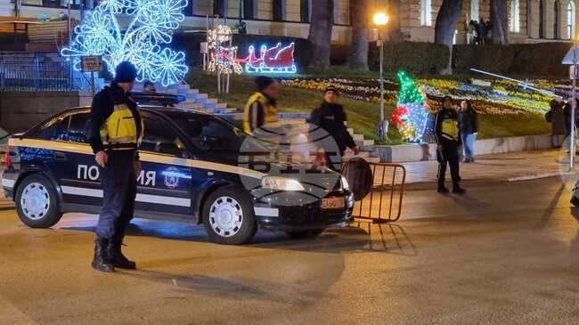 Протест с искане за оставка на правителството и с призиви „Вън Пеевски и Борисов от властта“ започна пред сградата на Община Велико Търново