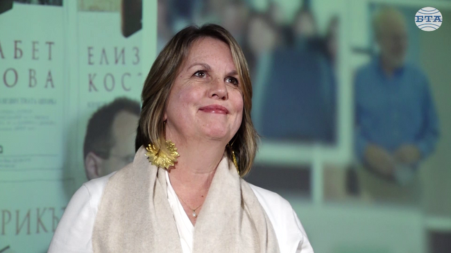 Бъдете себе си, посъветва младите автори писателката Елизабет Костова в интервю за БТА