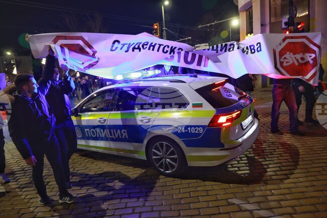 Петима души са задържани по време на протестите в центъра на София, съобщиха от СДВР