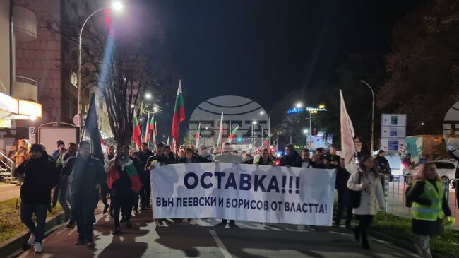 С викове „Оставка“ жители на Варна преминаха с шествие през центъра на града