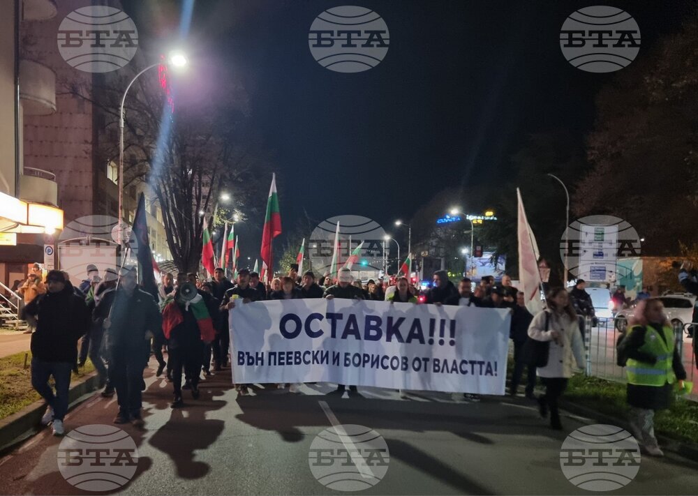 С викове „Оставка“ жители на Варна потеглиха на протестно шествие през центъра на града