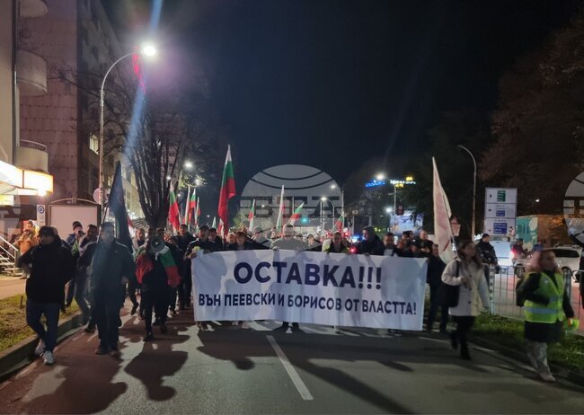 С викове „Оставка“ жители на Варна преминаха с шествие през центъра на града