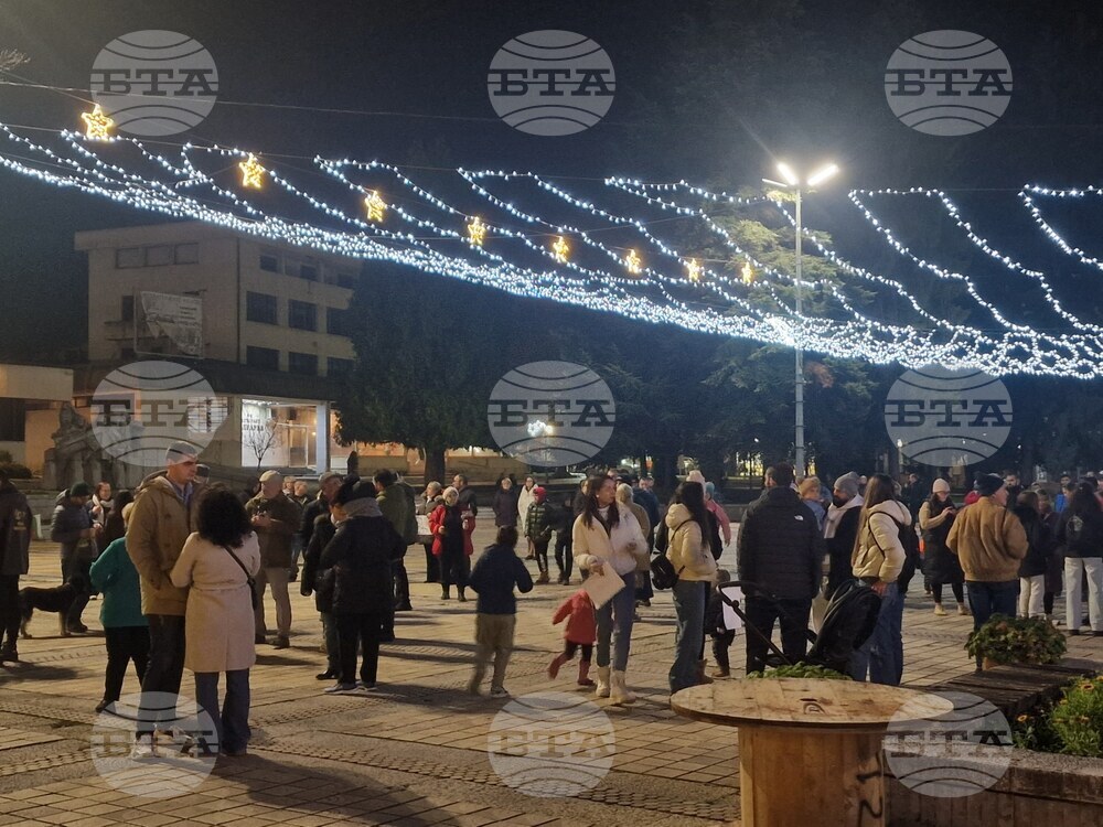 Граждани на Троян се събраха на протест срещу правителството