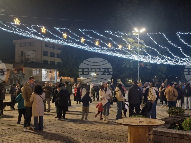 Граждани на Троян се събраха на протест срещу правителството