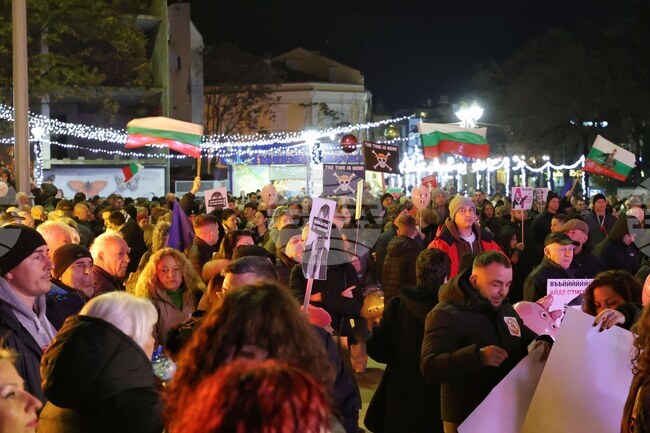 Граждани се събраха пред сградата на Община Бургас с искане за оставката на правителството