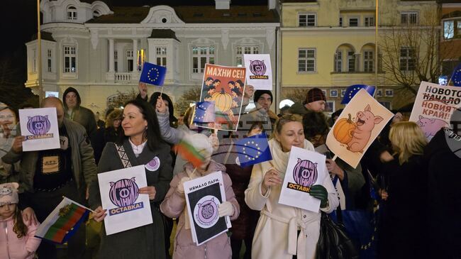 Протест под надслов „Оставка! Вън Пеевски и Борисов от властта“ започна в Сливен