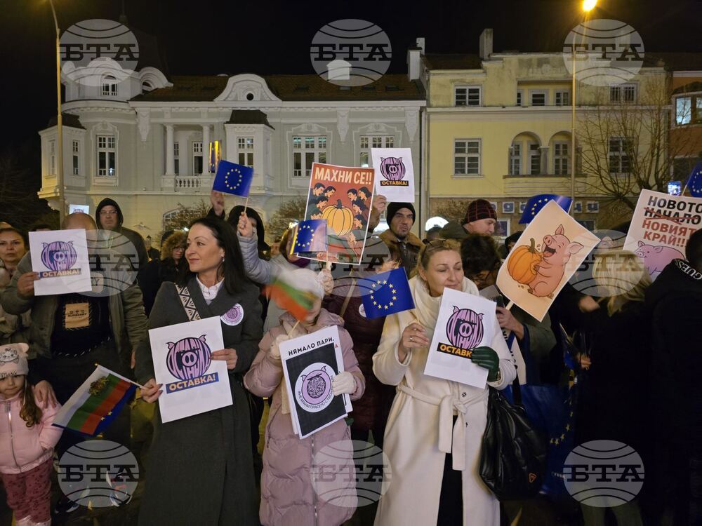 Протест под надслов „Оставка! Вън Пеевски и Борисов от властта“ започна в Сливен