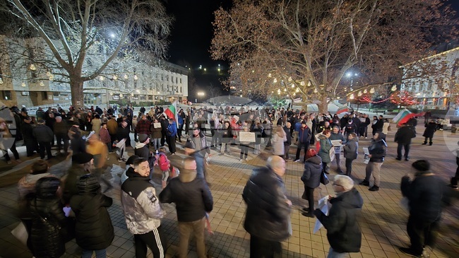 Протестиращи се събраха в Ловеч с искане оставката на правителството 