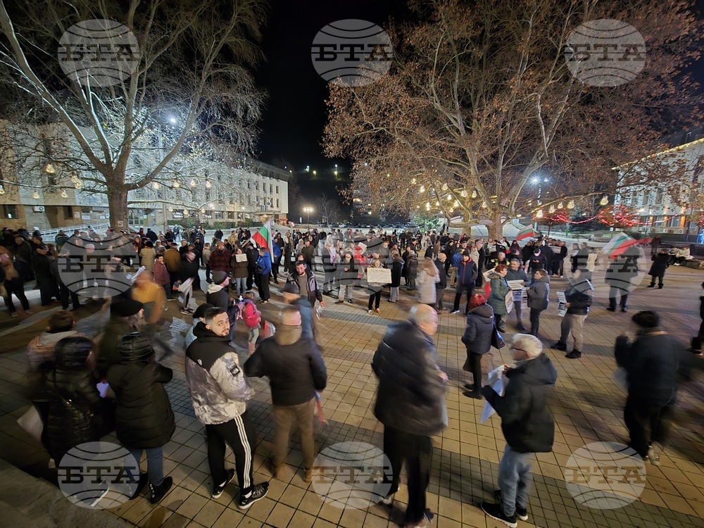 Протестиращи се събраха в Ловеч с искане оставката на правителството 