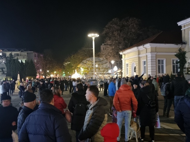 Жители на Ямбол се събраха на протест с искане за оставка на правителството
