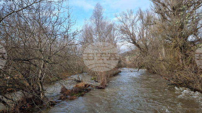 Пропукала се е дига след вливането на река Конска в река Струма, съобщи кметът на Батановци 